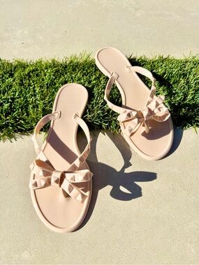 Women's studded Bow Jelly Flip Flop Sandals in nude tan size 6,7,8,9